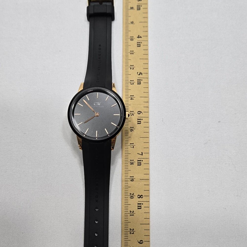 DANIEL WELLINGTON Iconic Motion 32 mm Watch Rose Gold Rubber Strap - Picture 2 of 16